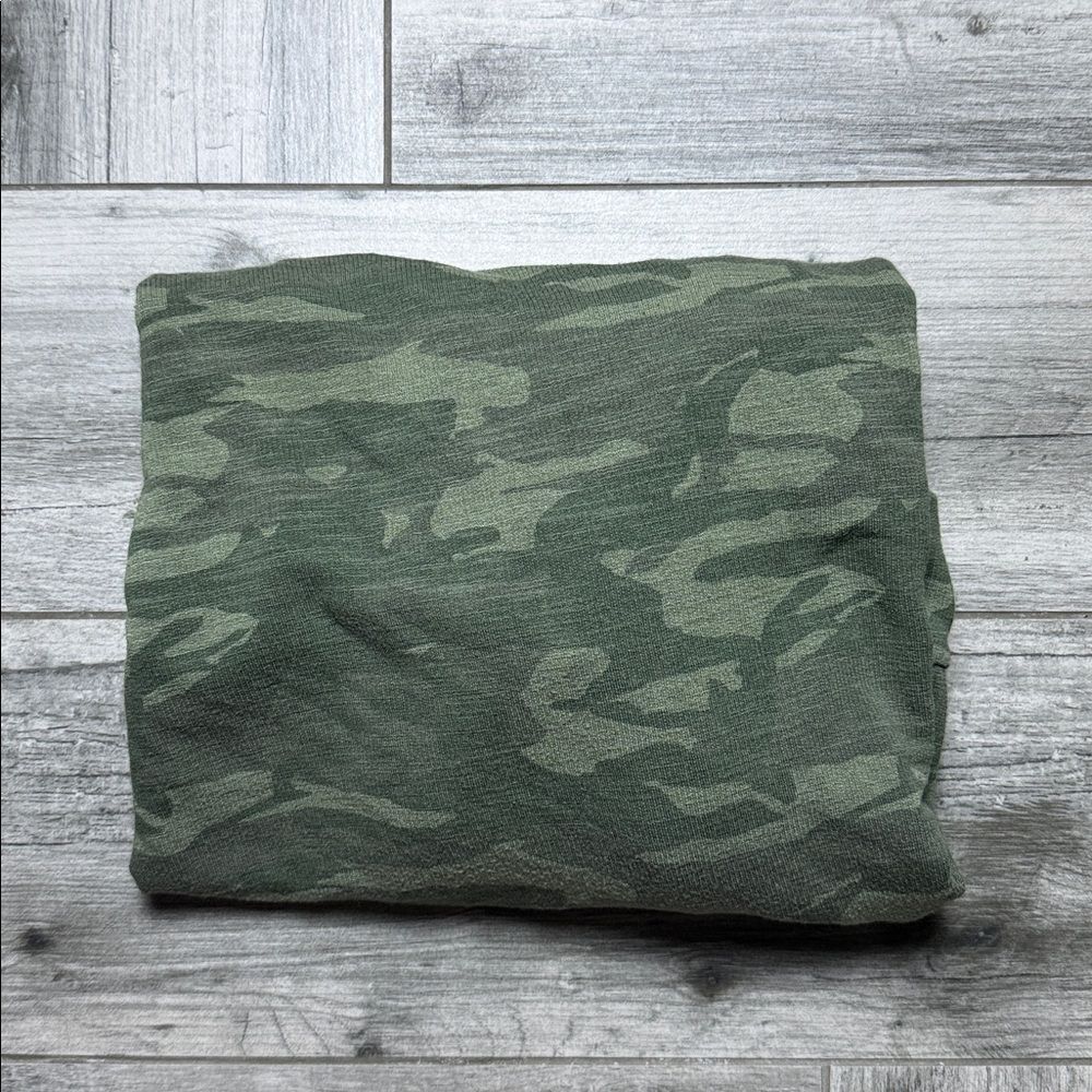 Monrow Women's Green Camo Striped Trim Rayon Blend Pullover Sweatshirt Medium